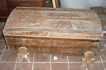 BAÚL DE AJUAR, S. INICIAL. XIX. Madera de pino y piel de vaca.